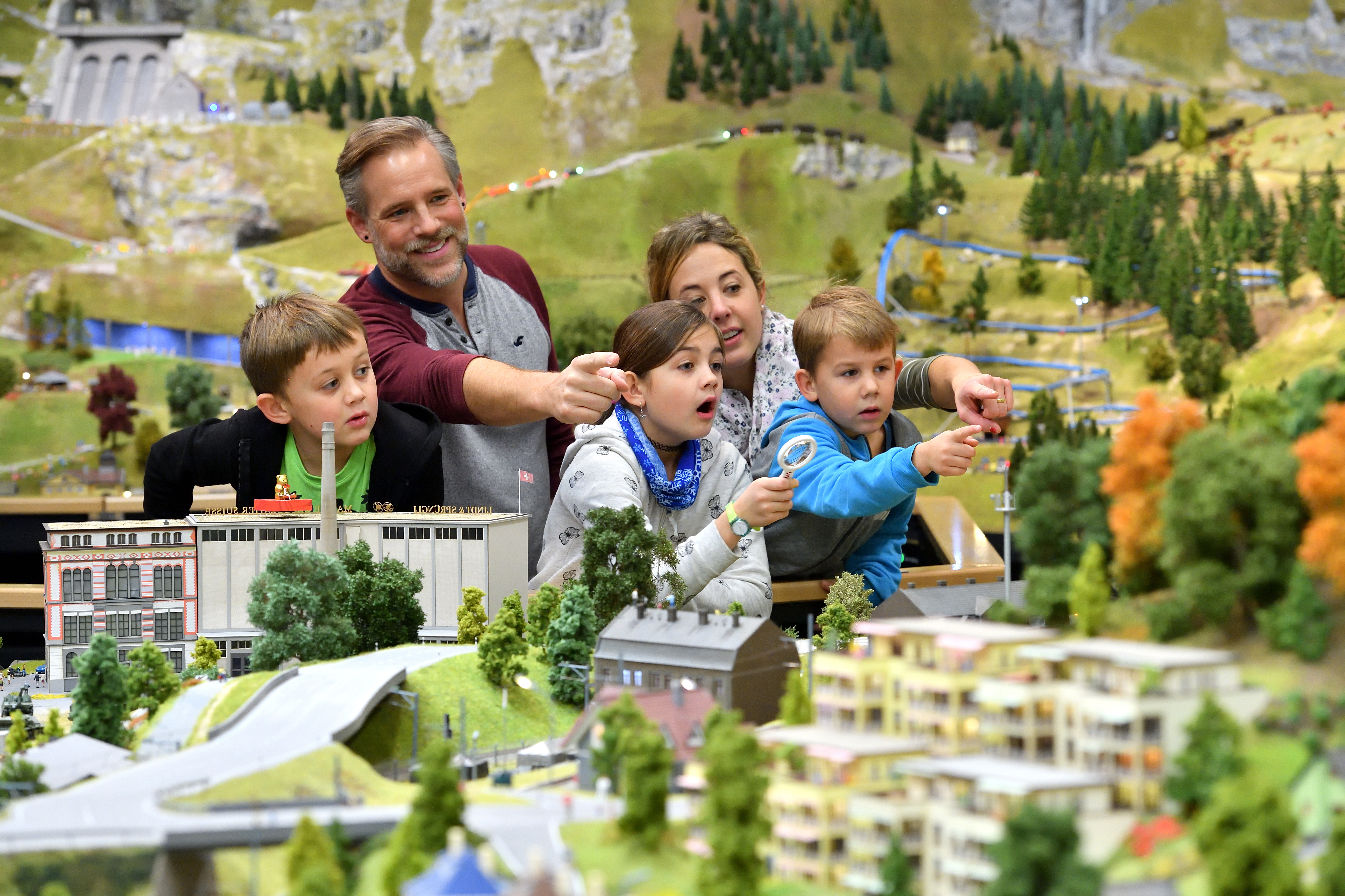 Eine Familie mit drei Kindern im Smilestones. Sie entdecken und staunen über die vielen kleinen Details.